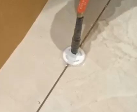 滨海新瓷砖空鼓维修公司专业解答瓷砖在铺贴过程中，如果没有涂抹均匀到位的粘结材料（如水泥砂浆或瓷砖胶），可能会导致以下问题